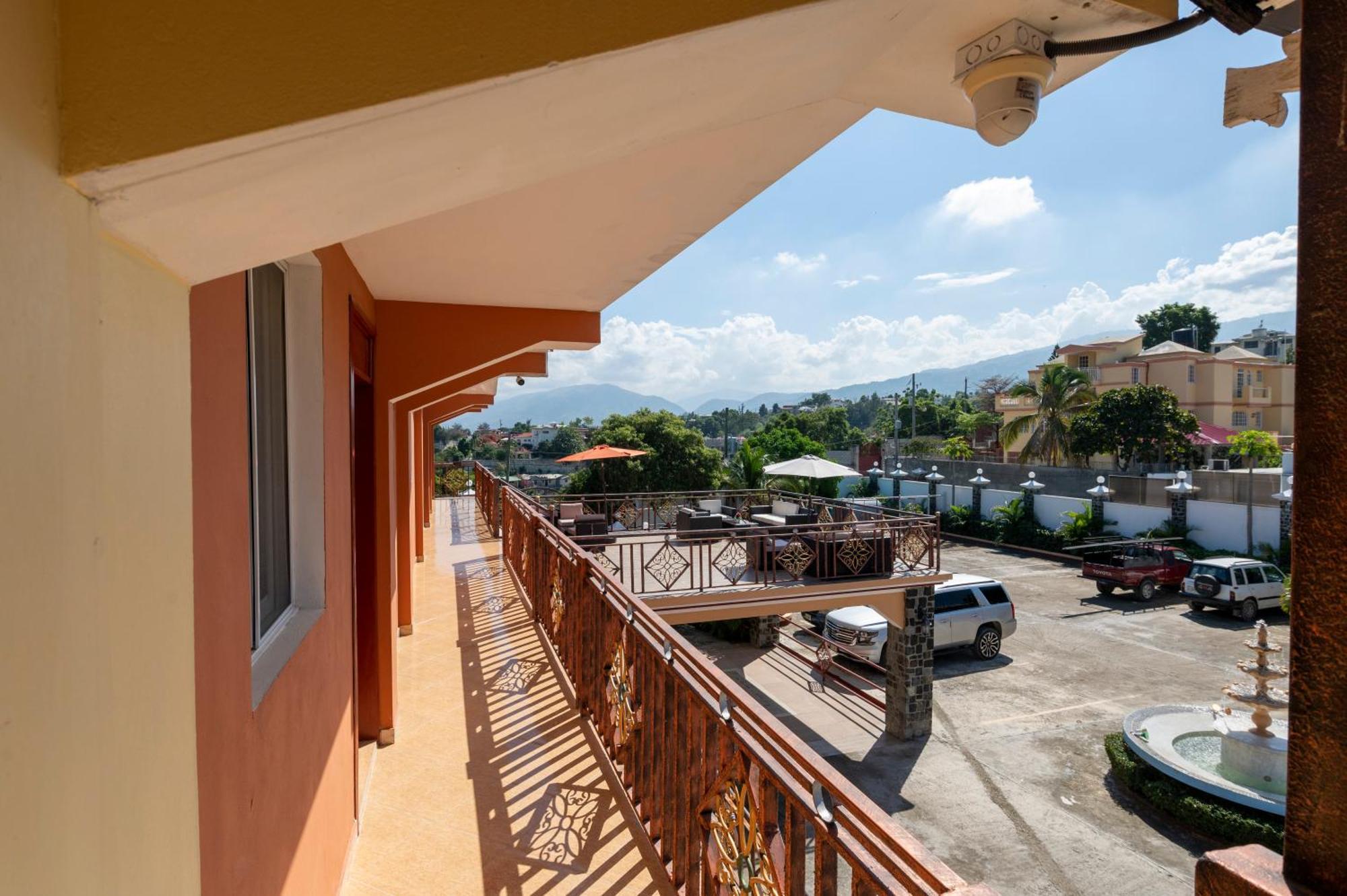 Vivy Hill'S Hotel Port-au-Prince Esterno foto